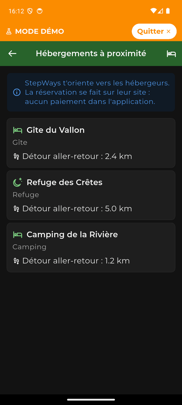 L’écran Hébergements à proximité : gîtes, refuges et campings avec le détour aller-retour, la réservation se faisant sur le site de l’hébergeur.
